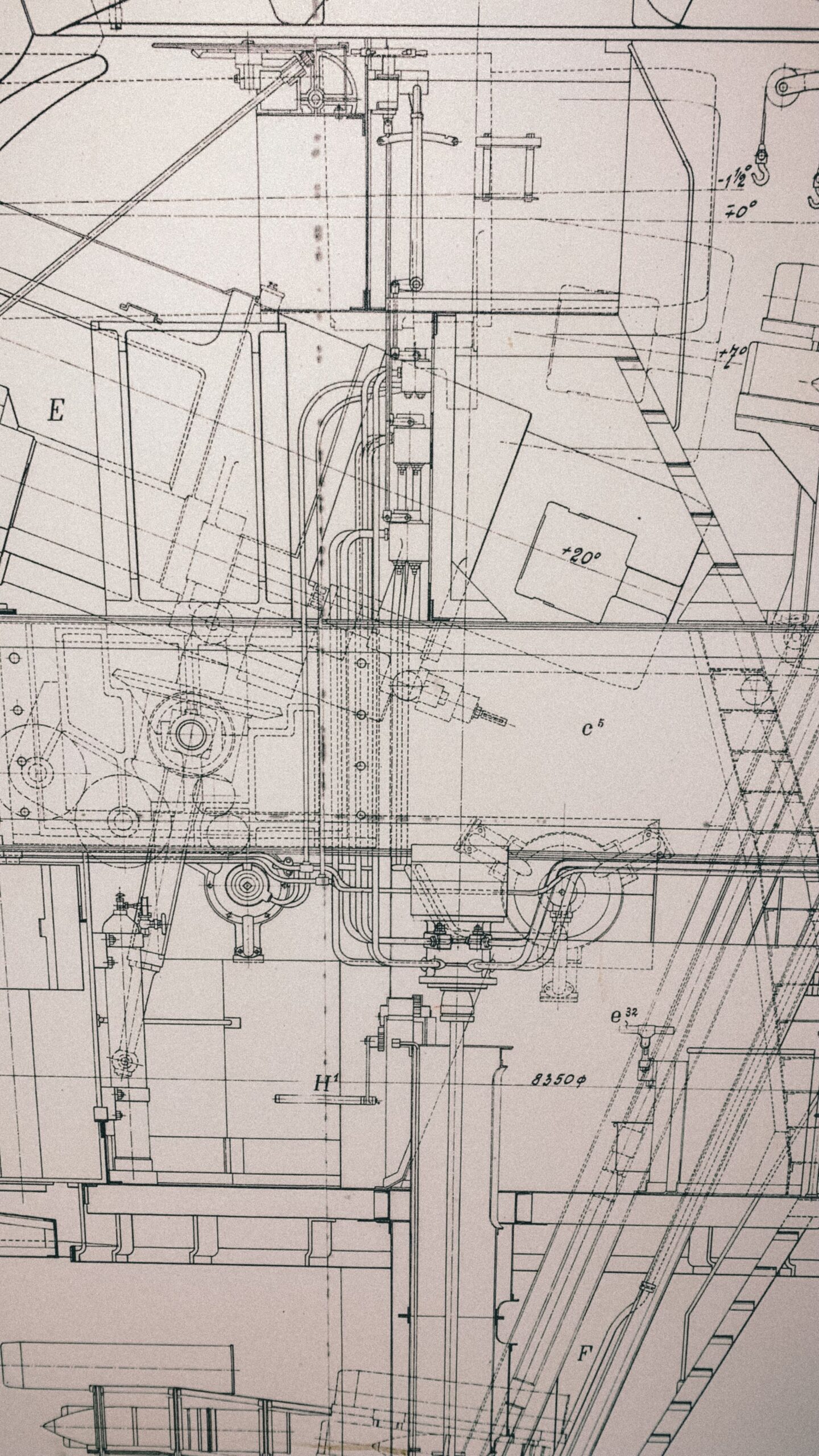 資料整理のイメージとして建築図面を写した実写写真