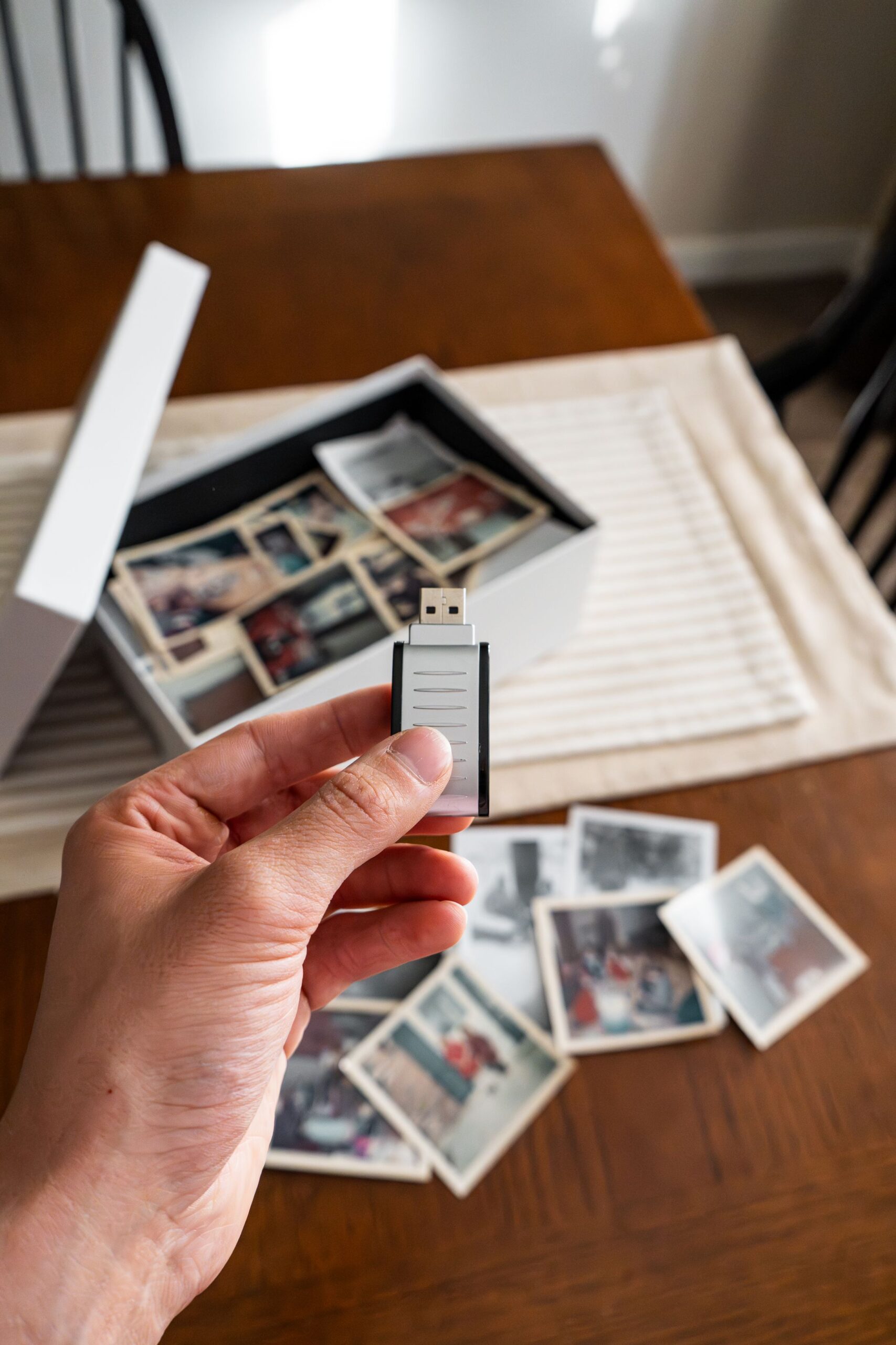 USBメモリーと紙の写真。写真の原本を残す整理方法の説明用実写素材