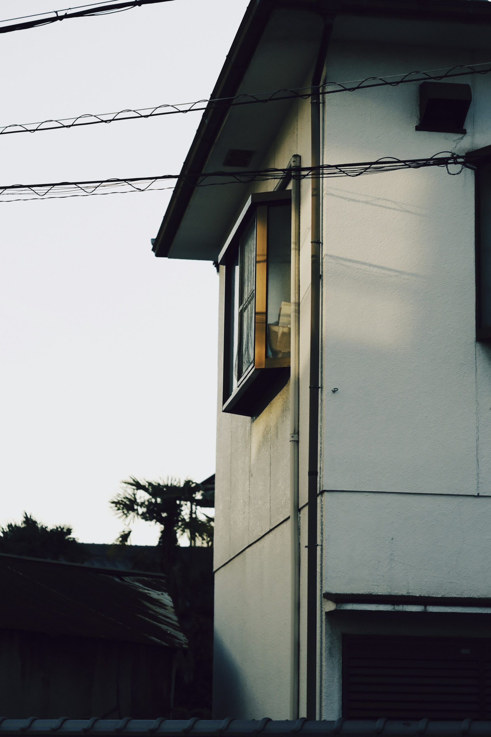 京都の住宅の窓・外壁・雨どい。場所の目印を残す説明用実写素材